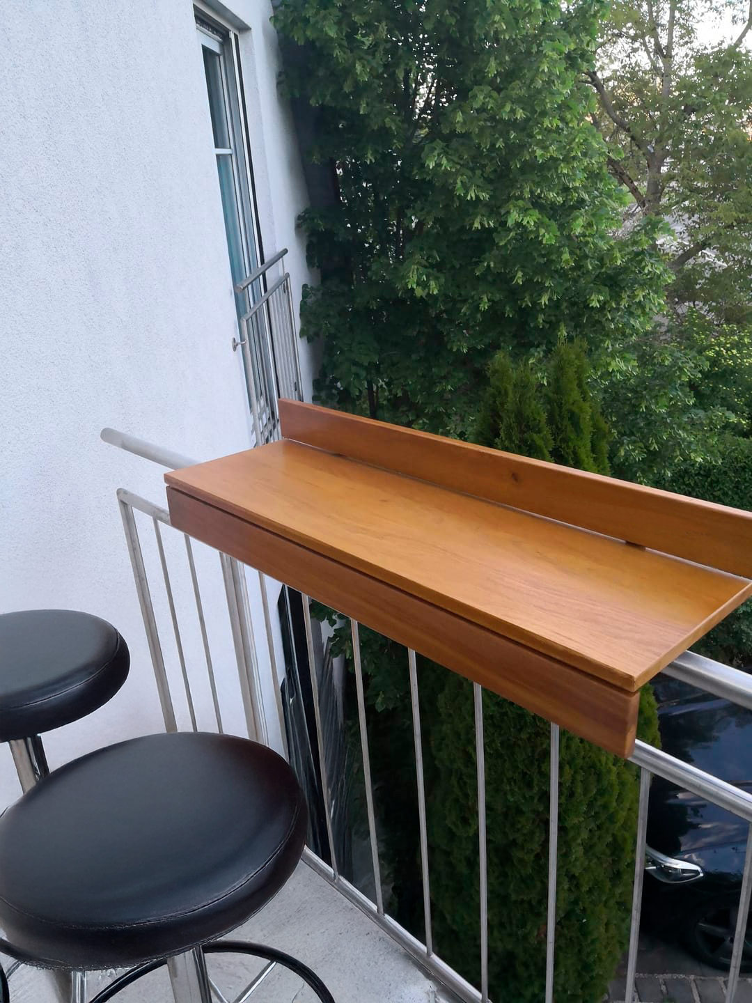 Handcrafted solid oak balcony table – foldable design for small spaces | Handgefertigter Balkontisch aus massiver Eiche – klappbares Design für kleine Balkone – Kraswood