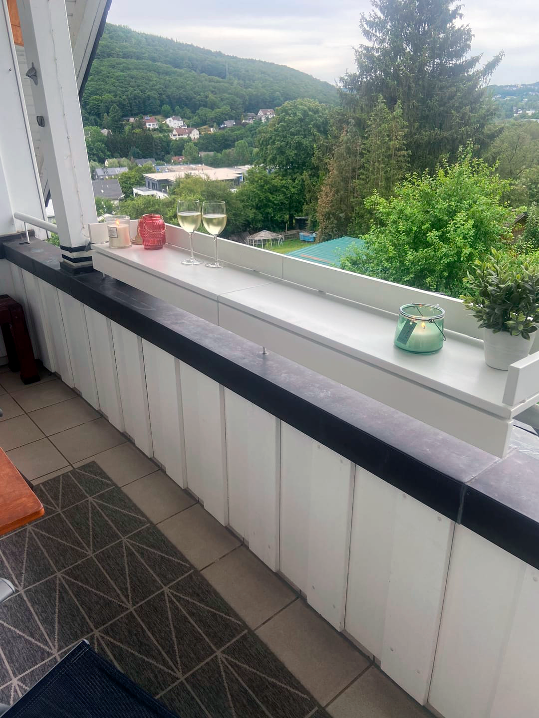 Handcrafted solid oak balcony table – foldable design for small spaces | Handgefertigter Balkontisch aus massiver Eiche – klappbares Design für kleine Balkone – Kraswood