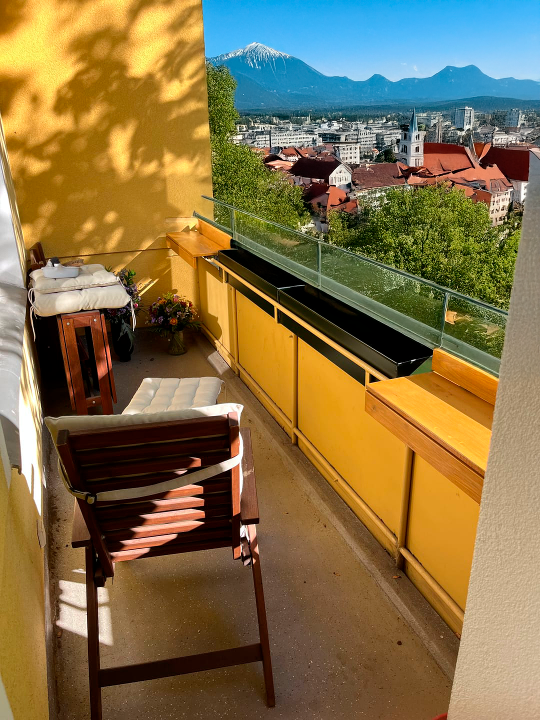 Handcrafted solid oak balcony table – foldable design for small spaces | Handgefertigter Balkontisch aus massiver Eiche – klappbares Design für kleine Balkone – Kraswood