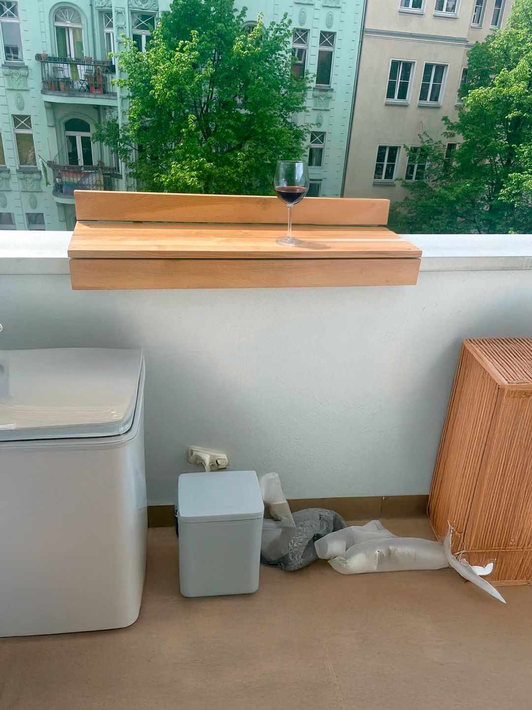 Handcrafted solid oak balcony table – foldable design for small spaces | Handgefertigter Balkontisch aus massiver Eiche – klappbares Design für kleine Balkone – Kraswood