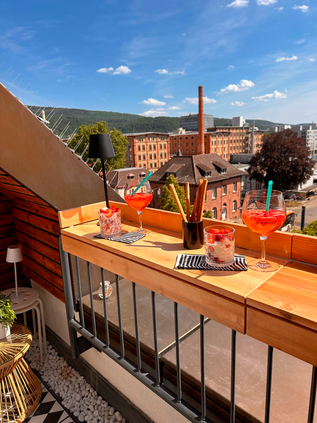 Handcrafted solid oak balcony table – foldable design for small spaces | Handgefertigter Balkontisch aus massiver Eiche – klappbares Design für kleine Balkone – Kraswood